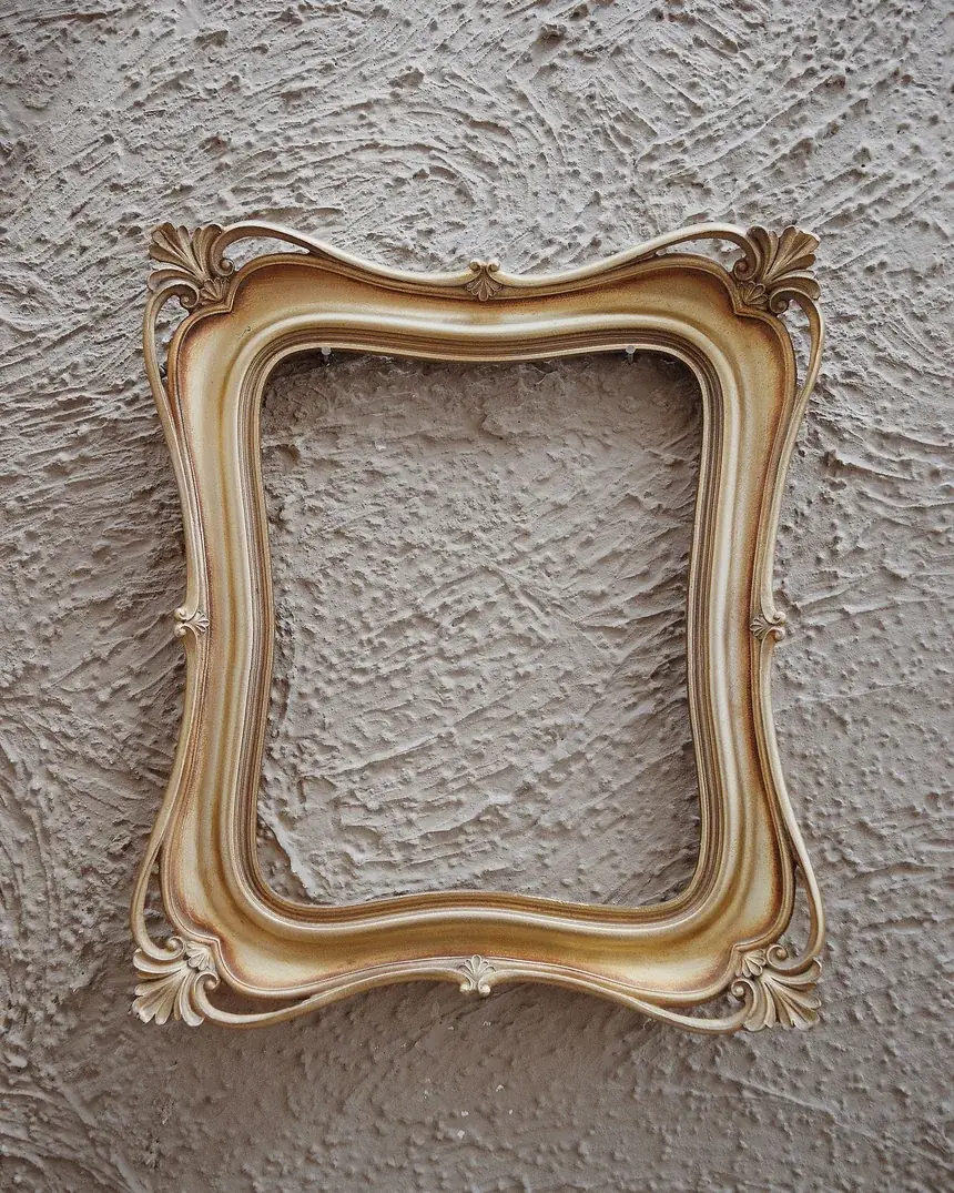 Detalle de una moldura antigua dorada con ornamento en relieve y desgaste del oro en las aristas
